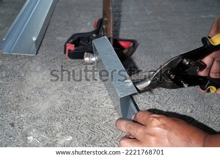 Cutting mild steel with aviation snips cutter