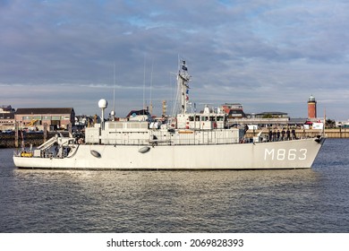 CUXHAVEN, GERMANY - OCTOBER 25, 2021: Dutch Navy minehunter VLAARDINGEN leaving the port of Cuxhaven