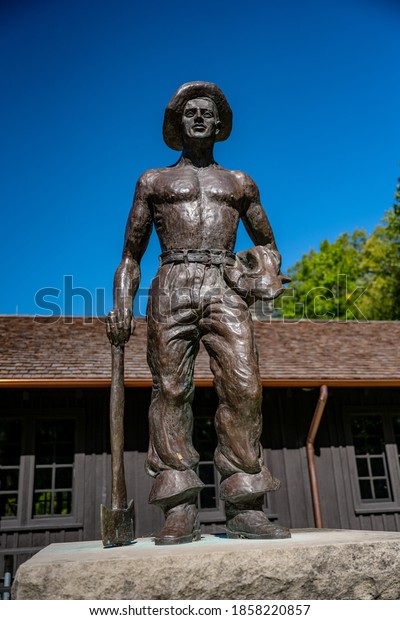 Cuyahoga Valley National Park, United\
States: October 7, 2020: Civilian Conservation Corps Statue Stands\
in Tribute in Cuyahoga Valley National\
Park