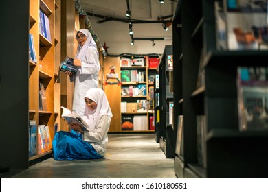 Cyberjaya, Malaysia - January 2020 : Malaysian Secondary School Girl Spending Time Reading In A Bookstore. Education, Library, University And Study Concept.