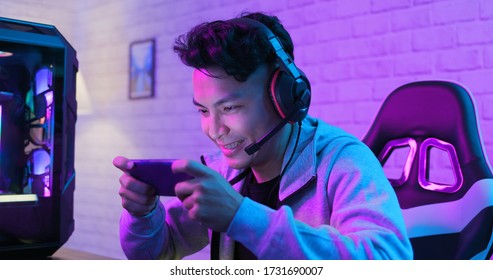Cybersport Pro Asian Gamer Win The Game Happily