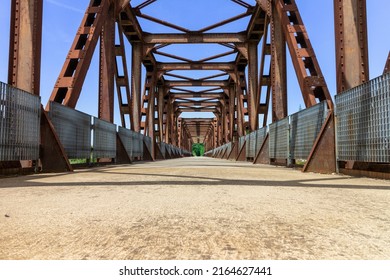 The cycle-pedestrian path of the Burana canal extends from the outskirts of Ferrara to Bondeno, along the canal of the same name, along an itinerary that is almost completely paved and shaded by trees