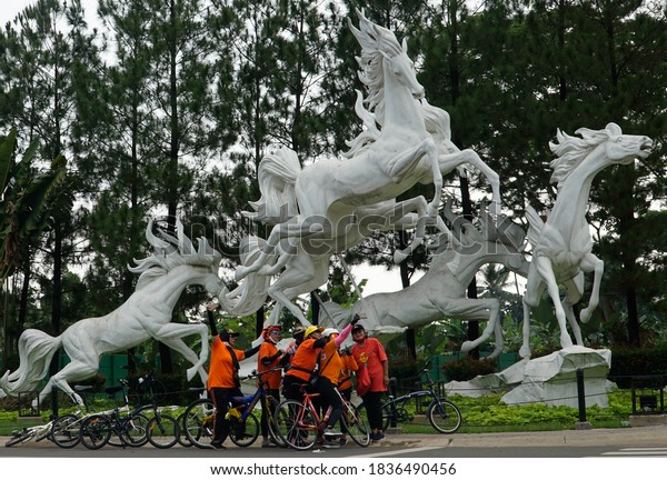 Cycling community at Citra Lake,\
Sawangan, Depok, West Java, Indonesia, October 18,\
2020.