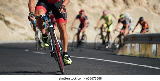 Concurso de ciclismo, atletas ciclistas en carrera a alta velocidad