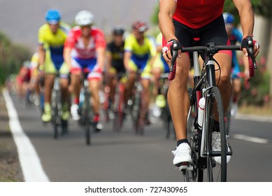Radwettrennen, Radfahrer-Athleten, die ein Rennen mit hoher Geschwindigkeit fahren