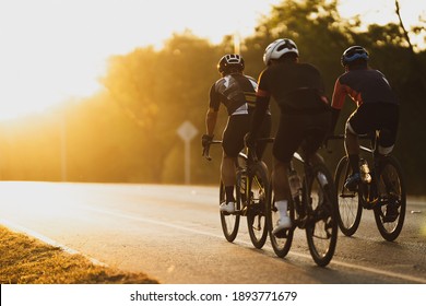 Formación de grupos de ciclismo por la mañana