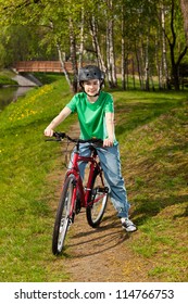 Cyclist - Mädchen, die Fahrrad fahren im Park