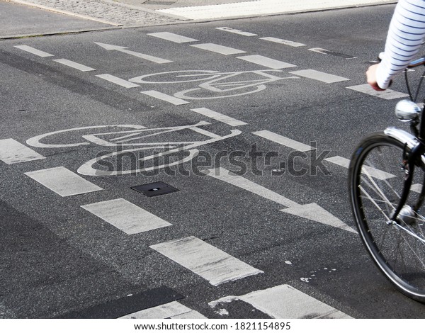 Cyclists on\
the marked cycle lane in Berlin,\
Germany