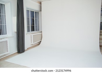 Cyclorama In The Studio. Large White Backdrop For Photography. Big Photo Studio