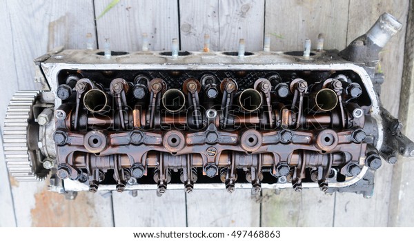 Cylinder block disassembled the engine oil on\
the repair costs on a pallet of\
wood.