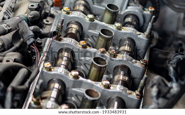 Cylinder\
head of auto parts While the technician opens to set the valve to\
meet the factory standard, selective soft\
focus.