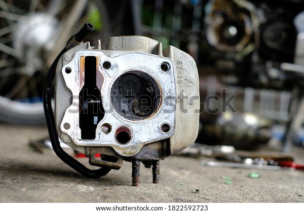 Cylinder\
head, engine, motorcycle, repair,\
maintenance\
