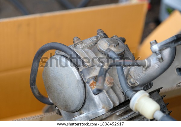 Cylinder\
head, motorcycle engine, repair and\
maintenance