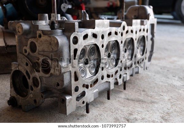 Cylinder\
head\
 Installed on the cylinder of the engine with a cylindrical\
cylinder arranged into a combustion\
chamber.
