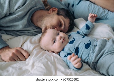 Dad Baby On Bed Father Kissing Stock Photo 607523882 | Shutterstock