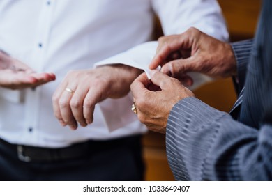 Dad Puts On Cufflinks To Groom 