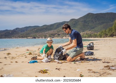 Papa und Sohn in Handschuhen, die den Strand säubern, heben Plastiktüten auf, die das Meer verschmutzen. Naturerziehung von Kindern. Problem des verschütteten Mülls auf dem Sandstrand, der durch von Menschen hergestellte Abfälle verursacht wird