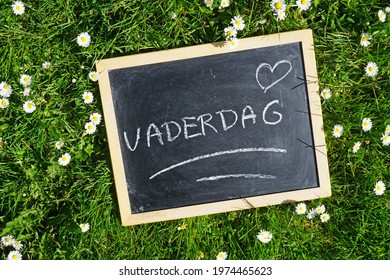 Dad's day written in Dutch on a chalkboard                             