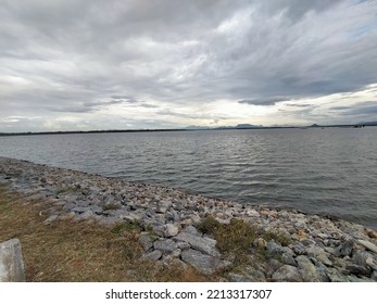 Daduruoya Reservoir. A Wonderful Area Where A Large Group Of People Come Together