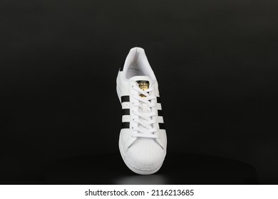 فرشاة تنظيف الكنب Adidas models Images, Stock Photos & Vectors | Shutterstock فرشاة تنظيف الكنب