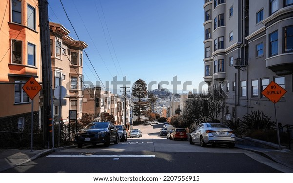 Daily life on the streets of\
San Francisco, with view to the main landmakrs of this coast city\
from California, 2022, during a beautiful sunny summer\
day.