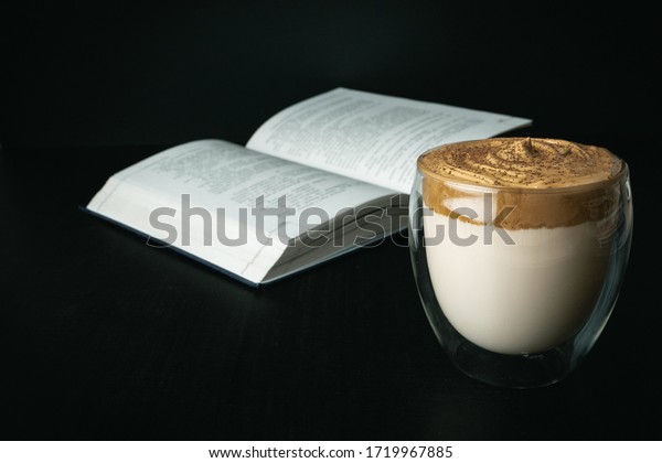 背景にダルゴナ コーヒーと本 ミルクと甘く泡立てた泡で作られたおしゃれなトレンディドリンク の写真素材 今すぐ編集