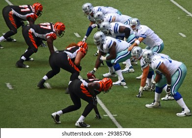 DALLAS - OCT 5: American Football Match Between Dallas Cowboys And Cincinnati Bengals Line Up At Texas Stadium On Sunday October 5, 2008 In Dallas, Texas.