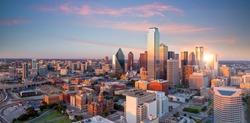 Dallas, Texas, Paisaje Urbano Con Cielo Azul Al Atardecer