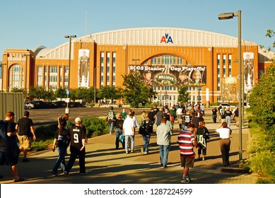 Dallas, TX, USA May 18 Hockey Fans Make Their Way To The American Airlines Arena In Dallas, Texas To See The Stars