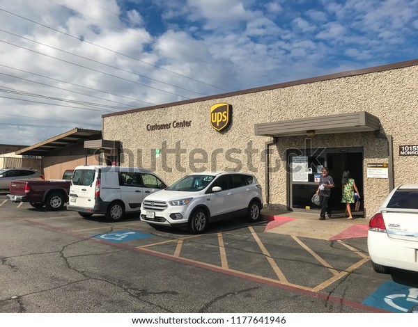 DALLAS, TX, US-SEPT 5, 2018:Customer enter, exit
UPS Customer Centers, a staffed locations on-site at UPS operating
facilities equipped to assist customer of domestic, international
package shipment