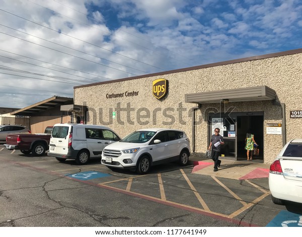 DALLAS, TX, US-SEPT 5, 2018:Customer enter, exit\
UPS Customer Centers, a staffed locations on-site at UPS operating\
facilities equipped to assist customer of domestic, international\
package shipment
