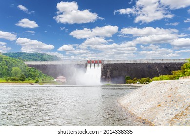 The dam Khun Dan Prakarn Chon is a dam with hydroelectric power plant and irrigation and flood protection in the district of Nakhon Nayok Province , Thailand