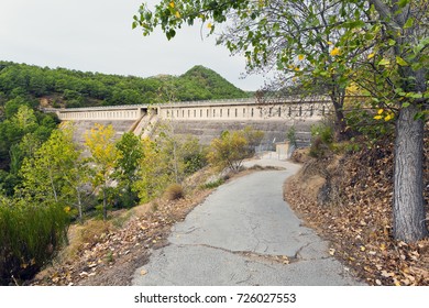 Dam at Pajarero reservoir. Sierra de Gredos. Santa MarÃ­a de Tietar. Avila. Spain