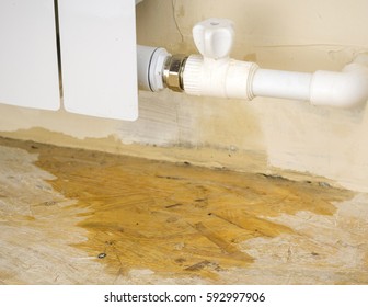 Damage to the heating system in a private home. Water leaks from the heating system.
