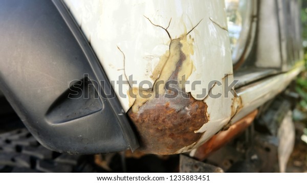 Damage to used car bumpers do not rupture. And\
no repairs from the car insurance has the old condition. Can not\
use anymore.