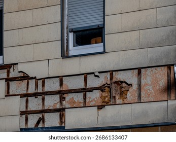 Damage to wall cladding made of asbestos