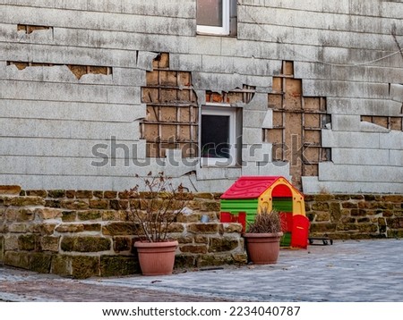 Damage to a wall cladding made of asbestos