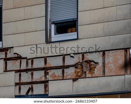 Damage to wall cladding made of asbestos
