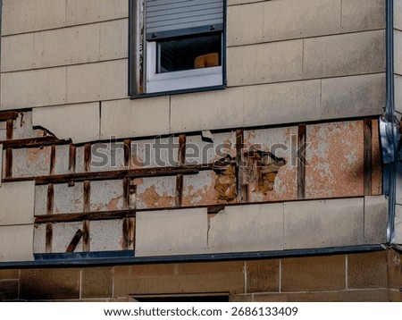 Damage to wall cladding made of asbestos