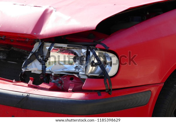 damaged car\
lamp
