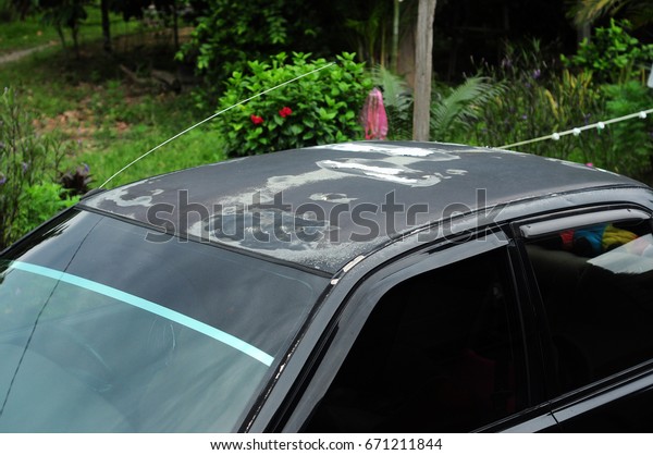 The damaged car\
paint