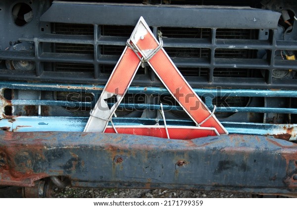 Damaged car with warning\
triangle