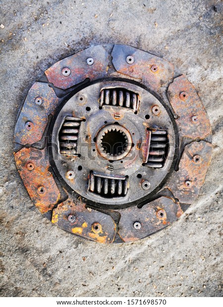 Damaged clutch plate of the\
car