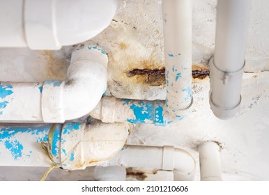 Damaged PVC Water Pipe Leak , Building Drainage Pipes Crack Seep Problem Need To Fix