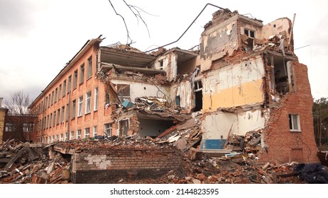 beschädigte Schule in ukrainischer Stadt Tschernihiv bei Kiew im Norden der Ukraine. Ruinen während des Krieges gegen die Ukraine. Mauern, die von feindlichen Flugzeugtruppen oder Artillerie zerstört wurden