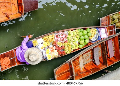 Damnoen Saduak floating market, The famous attractions of Ratchaburi. Launched to the world as the source. The first tour since 2510.