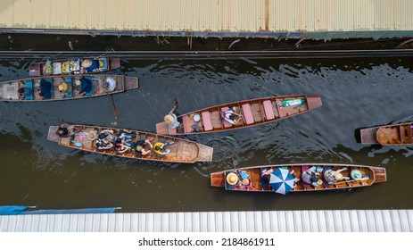 Damnoen Saduak floating market, Farmer go to sell organic products, fruits, vegetables and Thai cuisine, Tourists visiting by boat, Ratchaburi, Thailand, Famous floating market in Thailand.