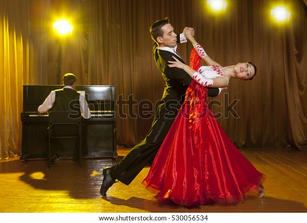 暗い背景に踊る美しいカップルの踊る社交ダンス の写真素材 今すぐ編集