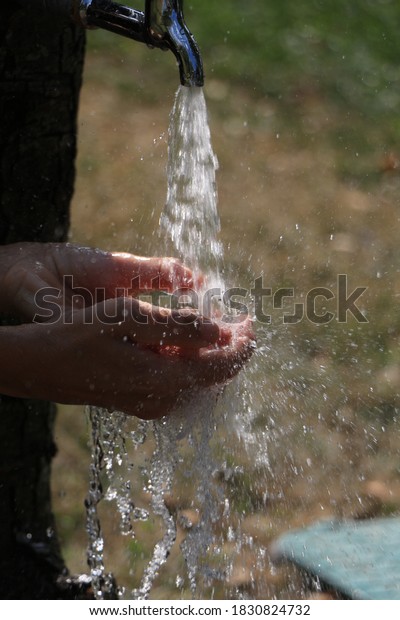 The dance of the drops with\
the washing of the hands in the water flowing from the\
fountain.