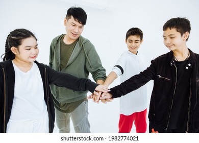 The Dance Teacher And The Students In The Class Hugged And Smiled, Looked At The Camera With A Happy Expression, The Idea Of Relieving The Emotions From Dancing That Ned Was Tired And Encouraged.